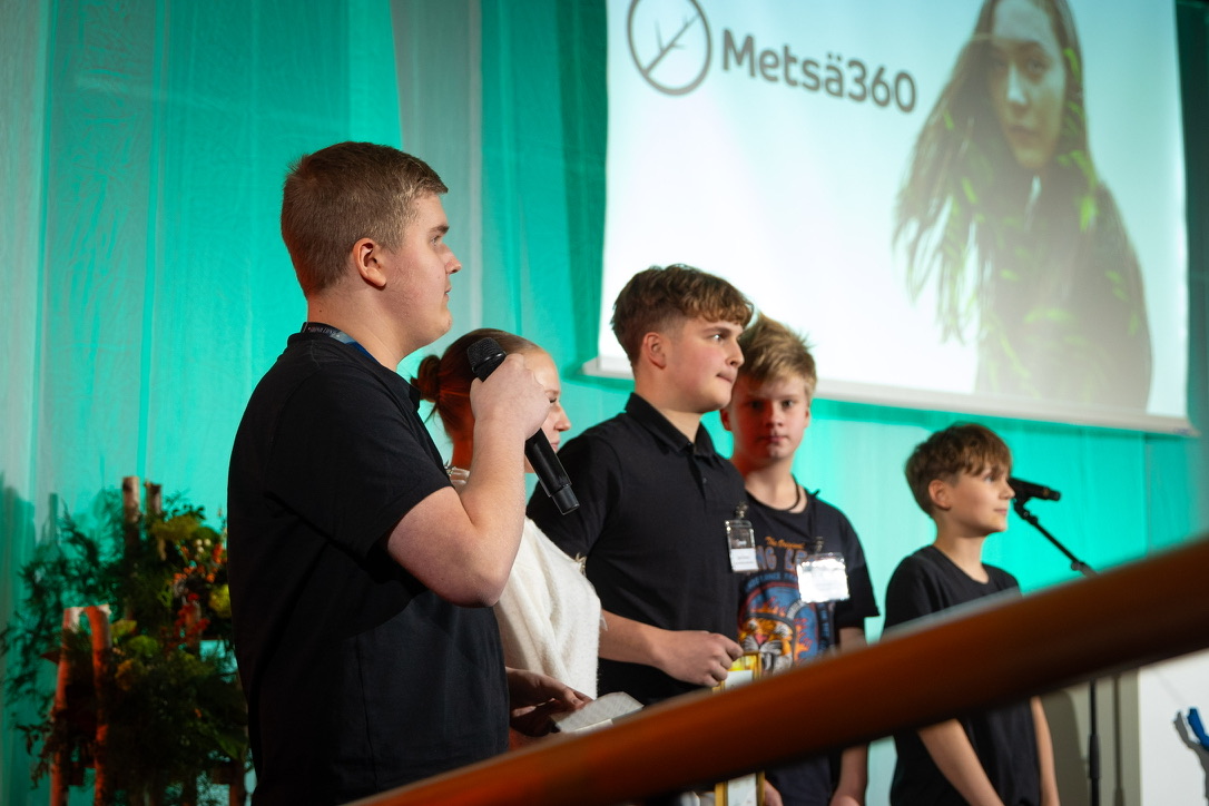 Robert Remes pitämässä kiitospuhetta