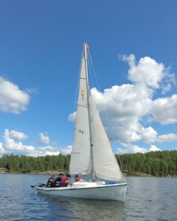 Lapsia purjeveneessä vesillä