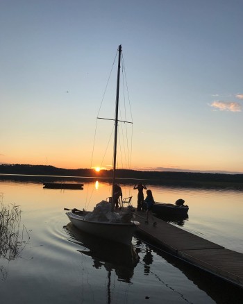 Purjevene rannassa auringonlaskun aikana