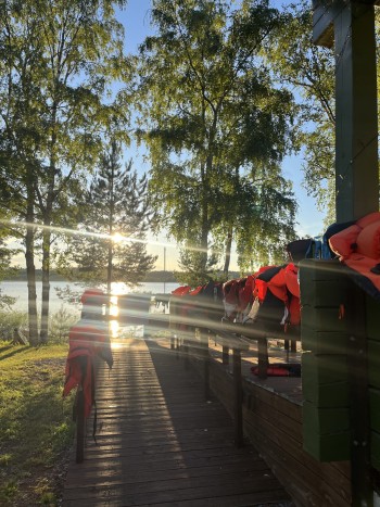 Auringonlasku mökkimaisemassa